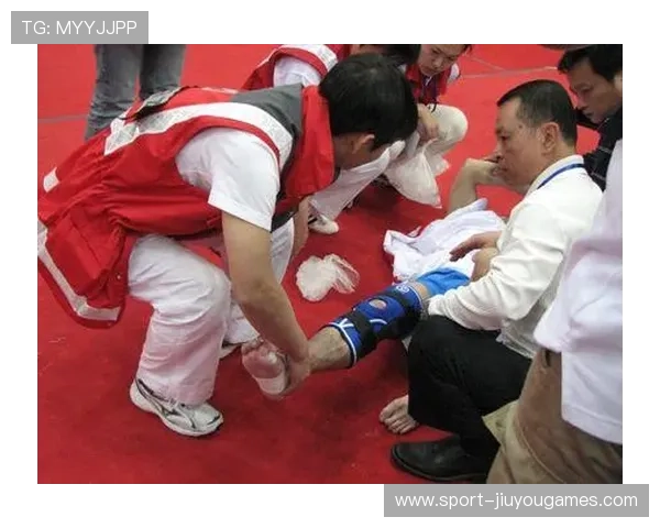 体育馆灯光突然熄灭！多名选手摔倒